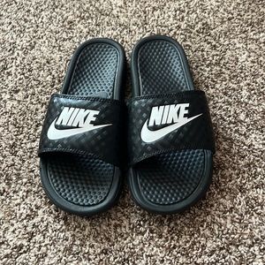 NIKE SLIDES